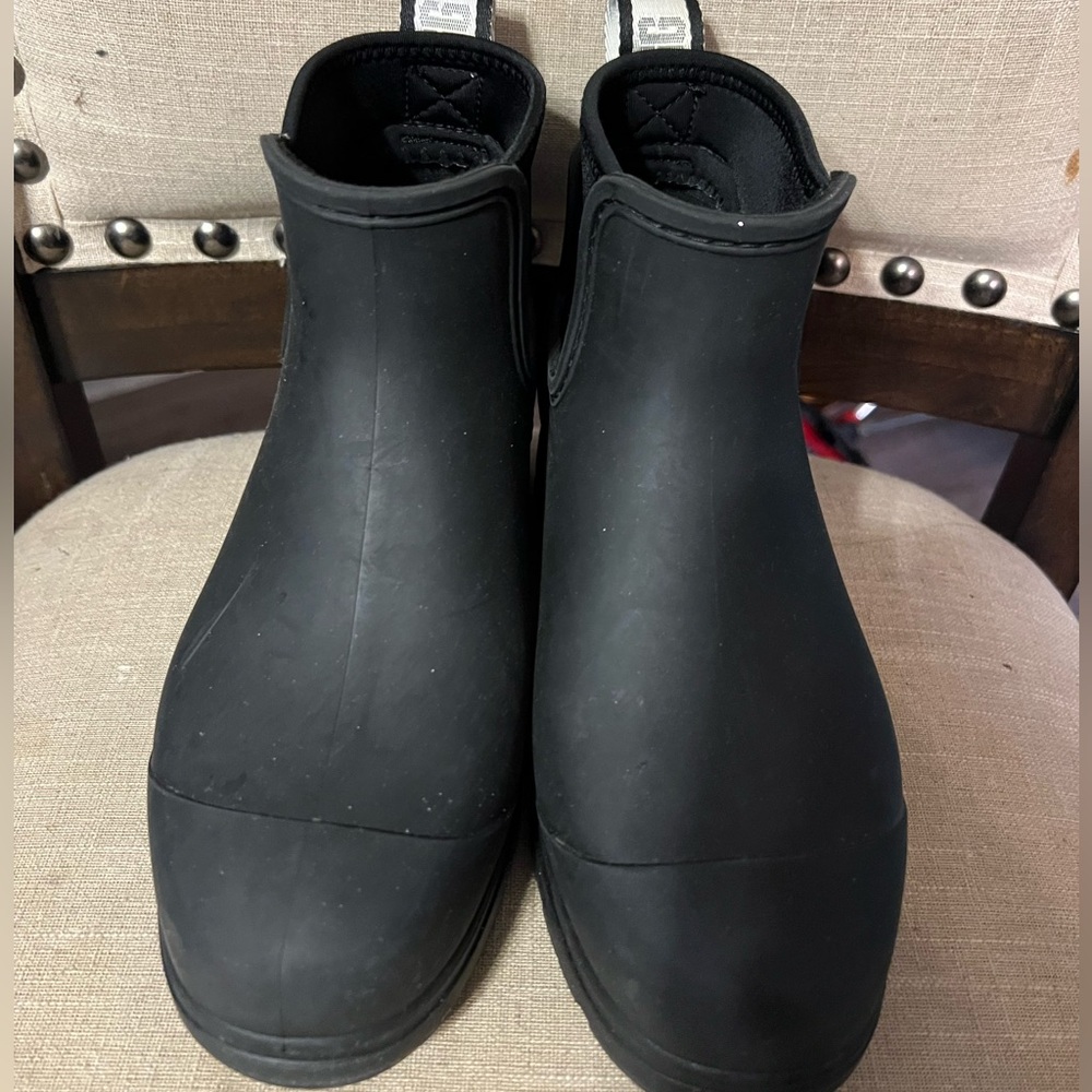 Lightly used black Ugg droplet rain boot size 5